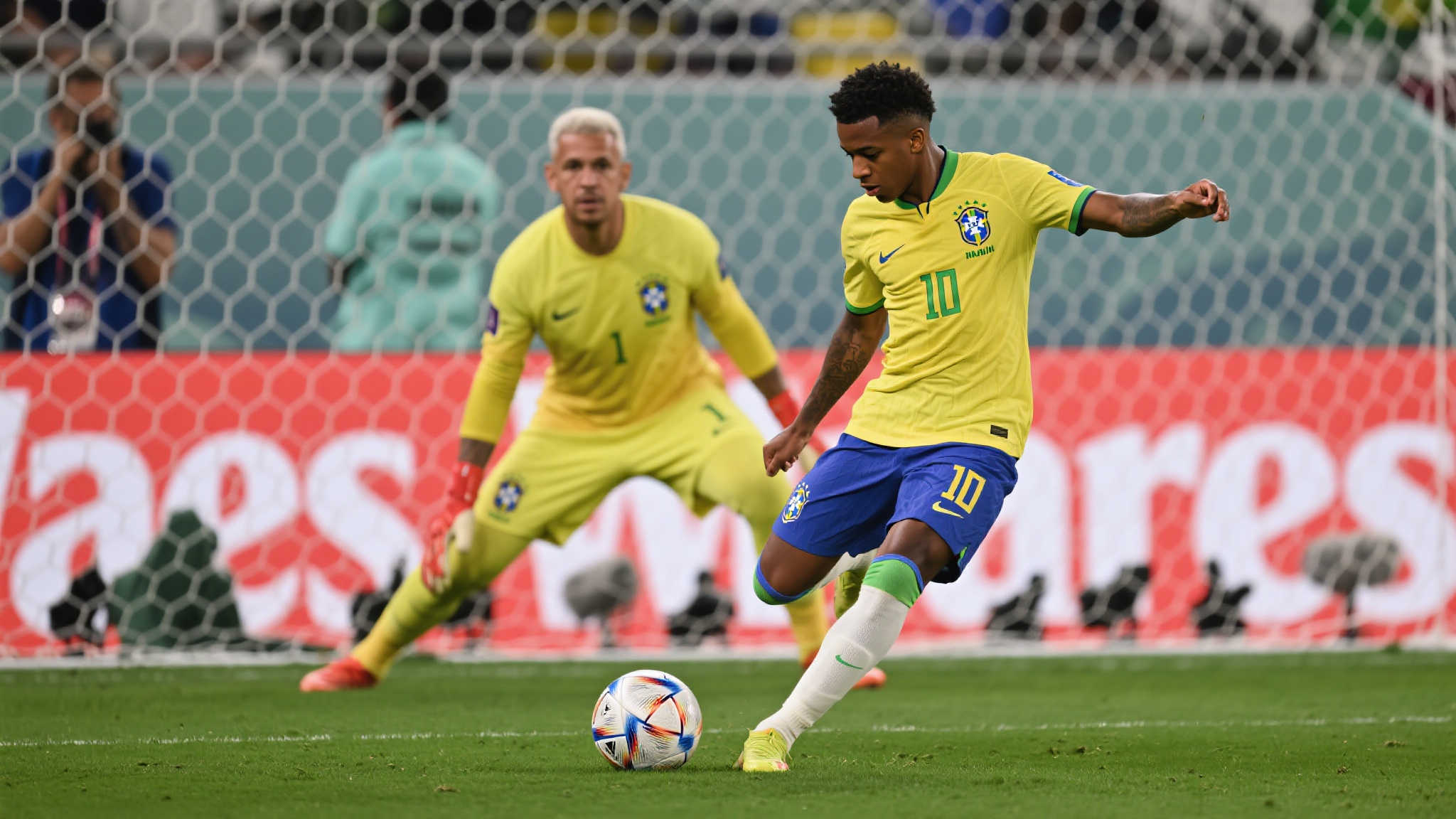 世俱杯:贝林厄姆与巴西老将门神上演跨时代对决 尤其是这次面对经验丰富、甚至可以说处于职业生涯尾声